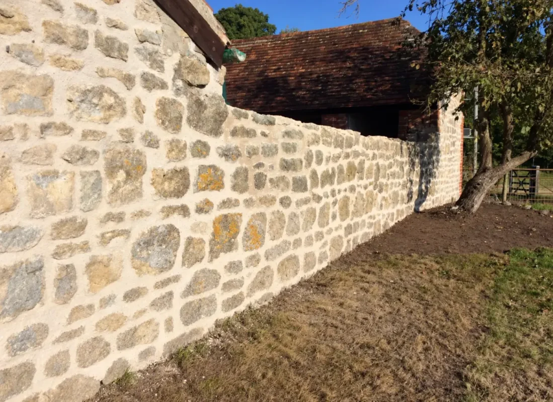 Mur en pierre après rejointoiement, joints refaits à finition naturelle