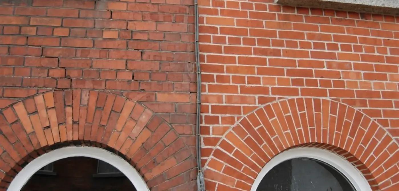 Façade en brique rénovée dans le centre-ville de Toulouse, avant et après